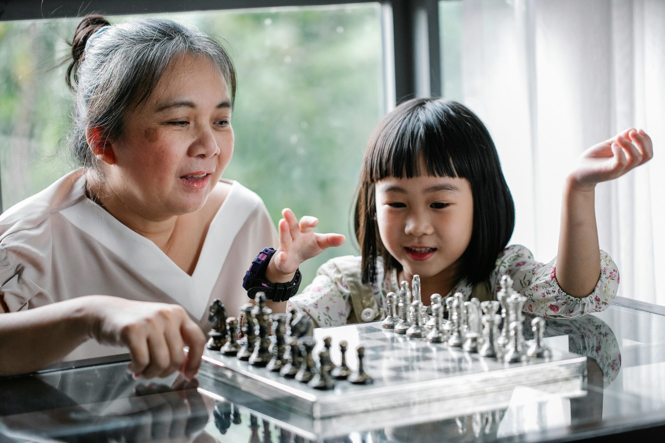 Asiatische Großmutter, Die Niedliche Enkelin Lehrt, Schach Zu Spielen