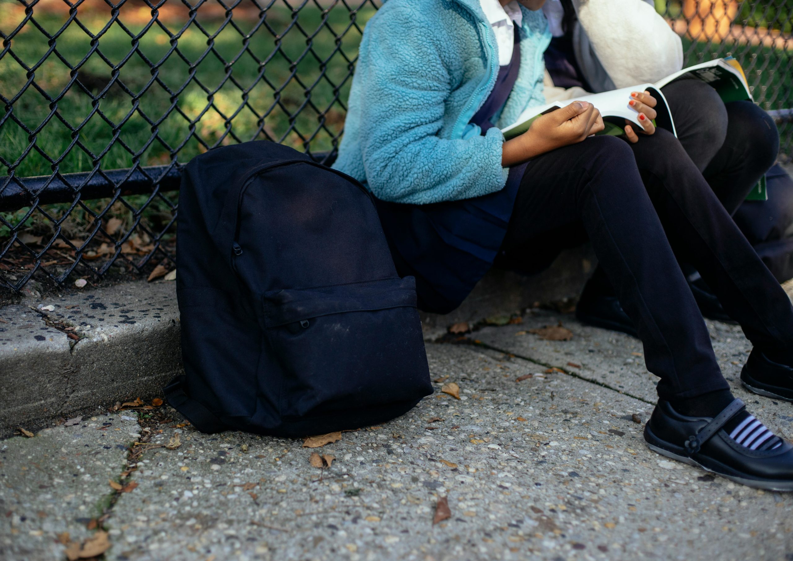 Ernte Nicht Erkennbare Schulmädchen, Die Lehrbuch Im Park Lesen
