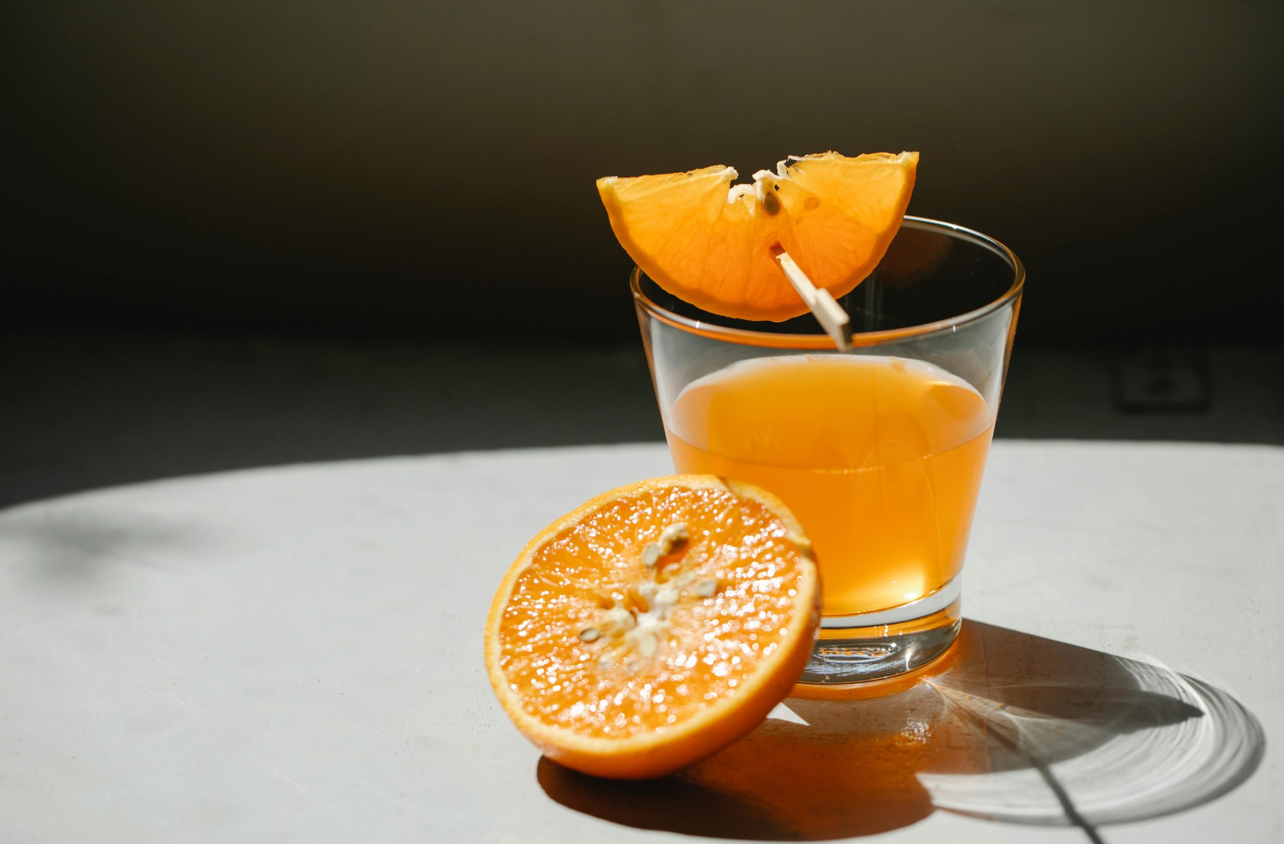 Orangenstücke Mit Einem Glas Saft