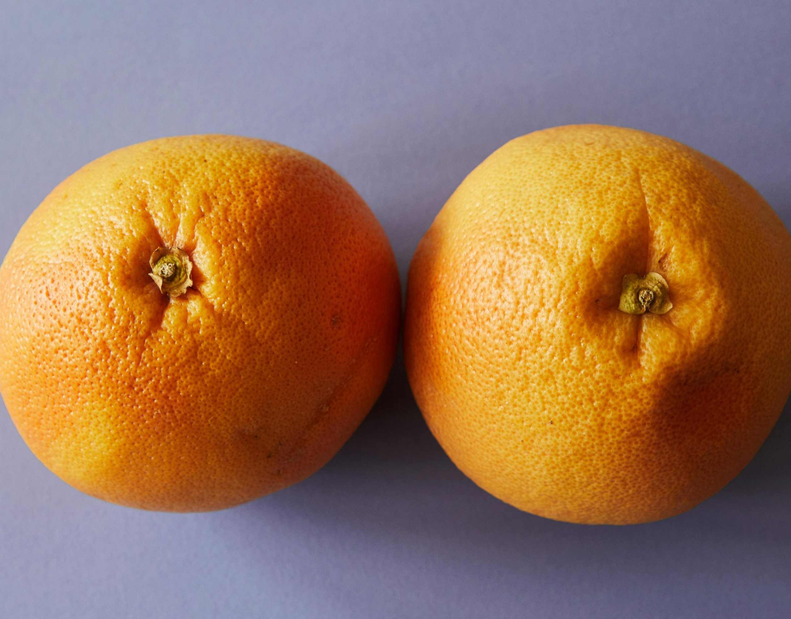 2 Orangenfrucht Auf Weißer Oberfläche